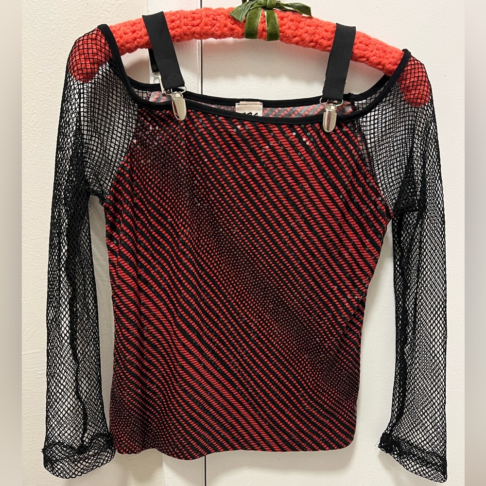 🌺🌺HP🌺🌺 Y2K 5 7 9 red and black fishnet sleeve shirt with stripes, sequins Size M